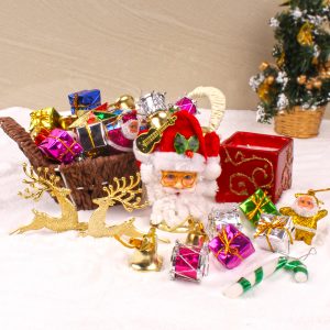 EXCLUSIVE BASKET OF CHRISTMAS TREE ORNAMENTS WITH CANDLE
