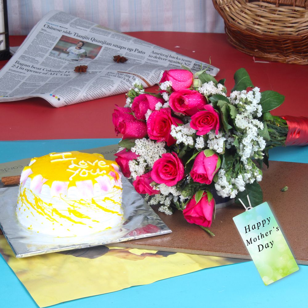 Awesome Gift of Cake and Roses Bouquet on Mothers Day