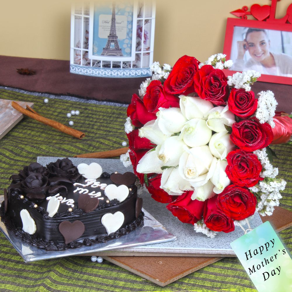 Twin Color Roses Bouquet with Heartshape Chocolate Cake