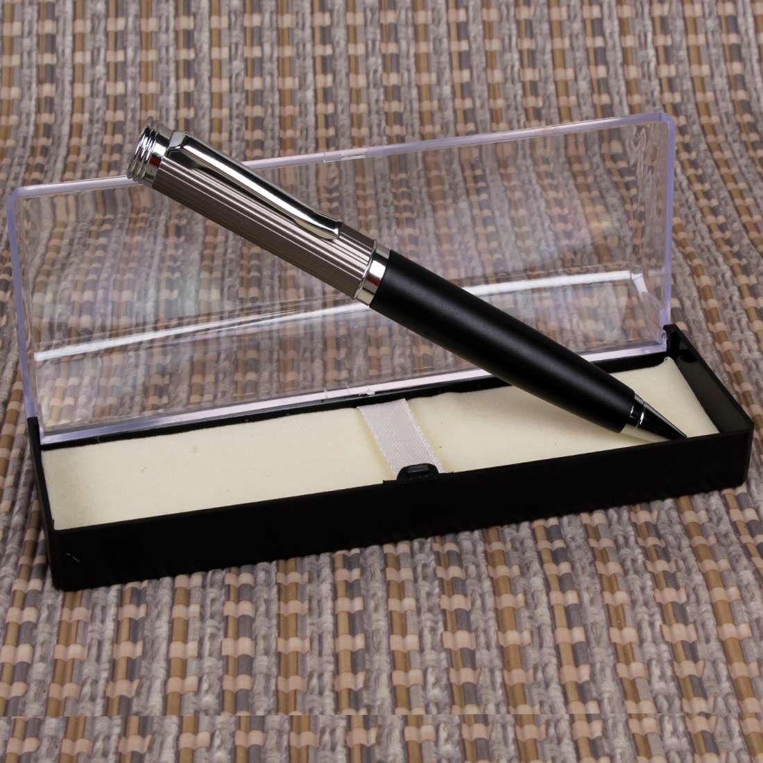 Attractive pen for Mens 