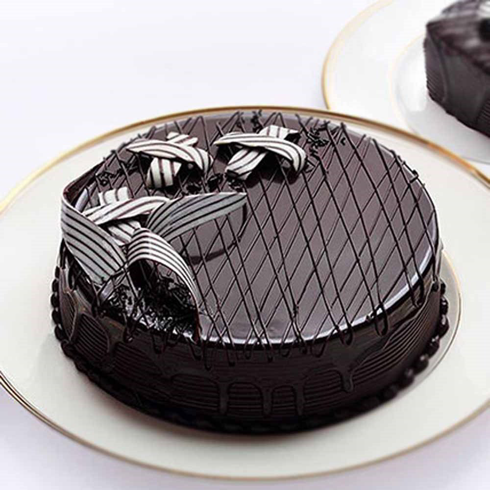 Eggless Half Kg Dark Chocolate Cake Treat for Mumbai