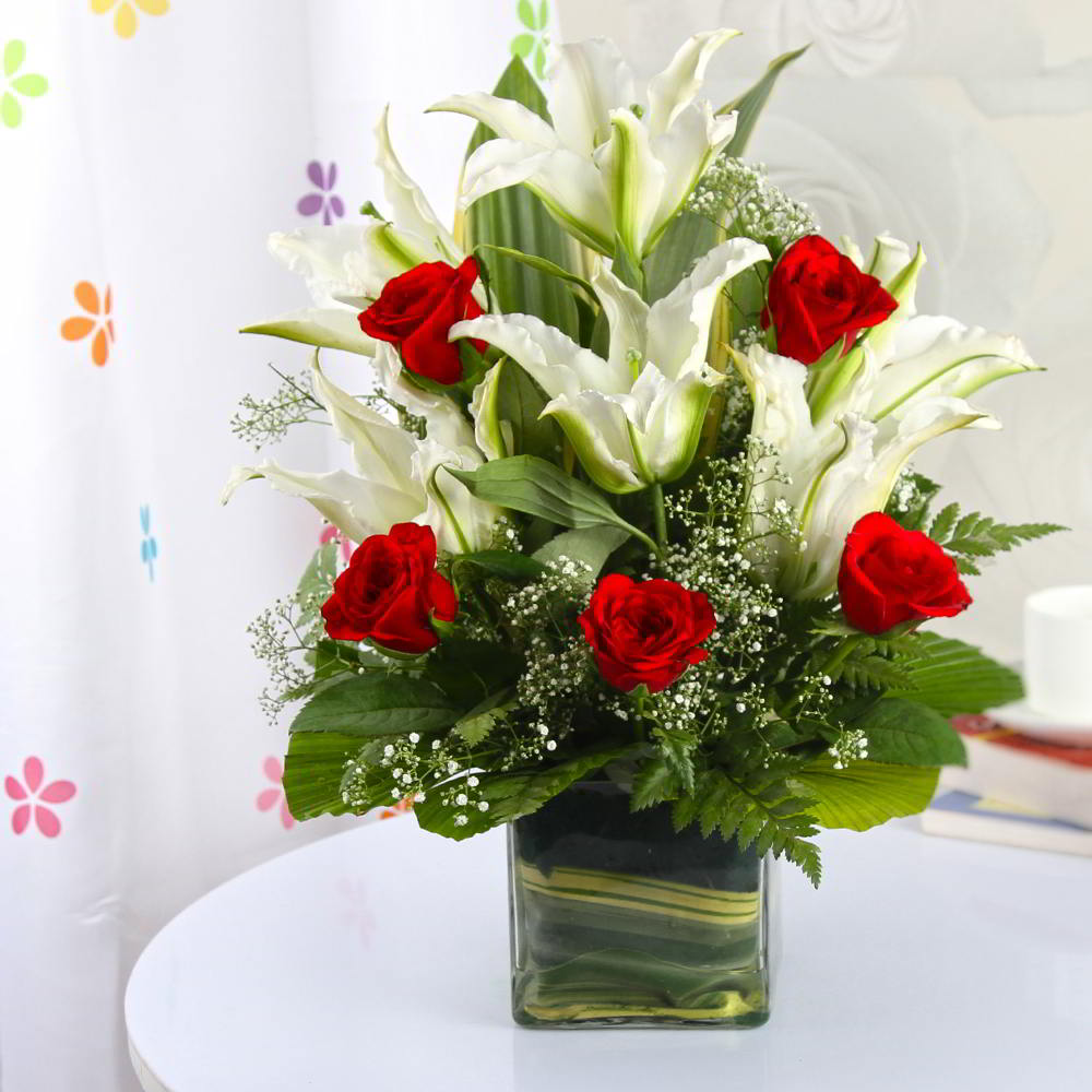 Red and White Flower Glass Vase for Mumbai
