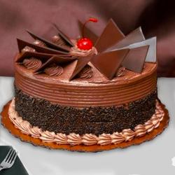 Send Anniversary Gift 1/2 Kg Choco Chips Cake To Kolkata