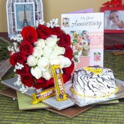Send Anniversary Mix Roses Hand Tied Bouquet with Fresh Vanilla Cake and 5 Star Chocolates To Gandevi
